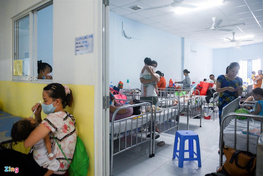 Bệnh viện ở TP.HCM đông nghẹt trẻ bị tay chân miệng-4