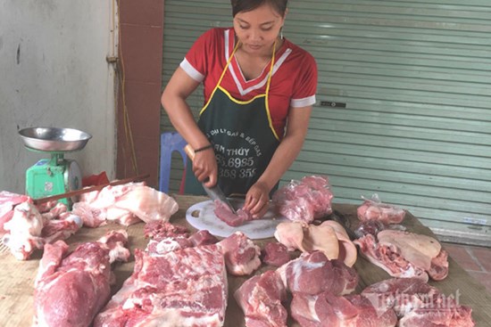 Thịt lợn ế ẩm cả năm, tiểu thương ngoài chợ đành phải giảm giá