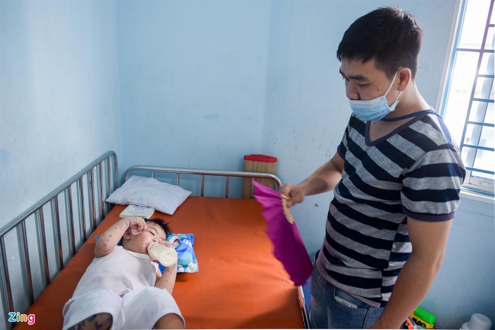 Bệnh viện ở TP.HCM đông nghẹt trẻ bị tay chân miệng-6