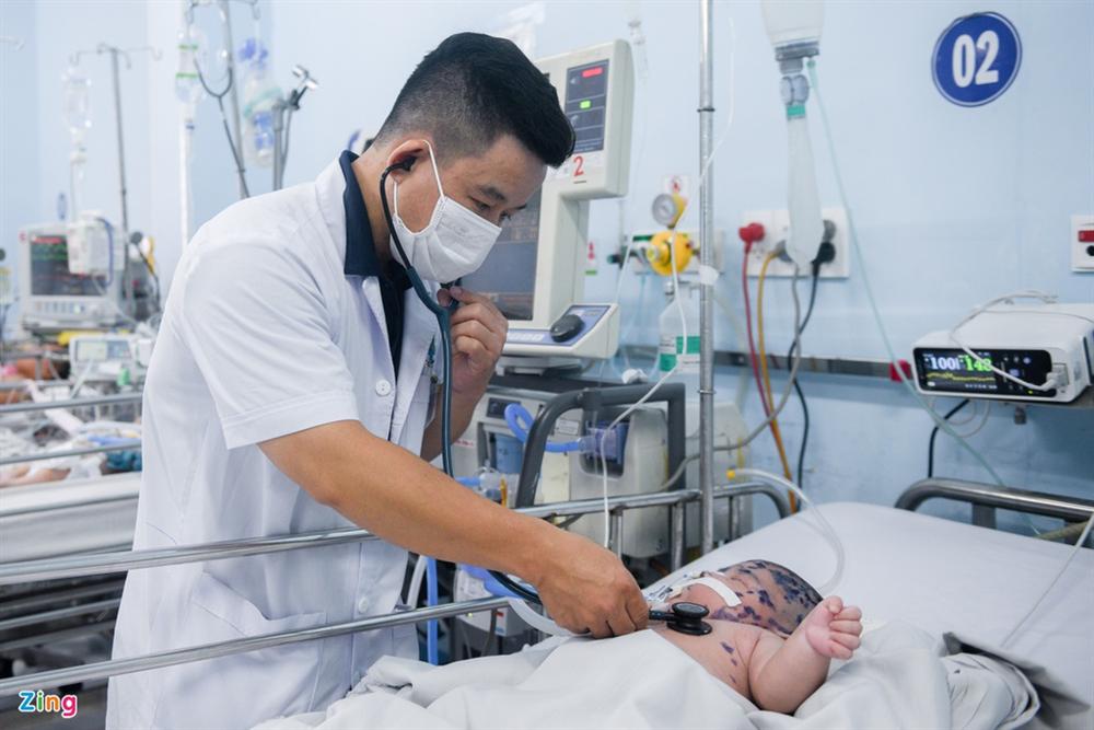 Bệnh viện ở TP.HCM đông nghẹt trẻ bị tay chân miệng-8