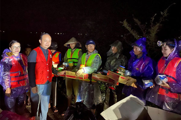 20/10 của những người phụ nữ miền Trung là ngày đêm chạy lũ và cầu cho nước rút-4