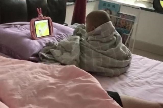 Ra ngoài về thấy chồng thảnh thơi xem điện thoại, nhìn sang con bên cạnh bà mẹ không khỏi tăng xông-2