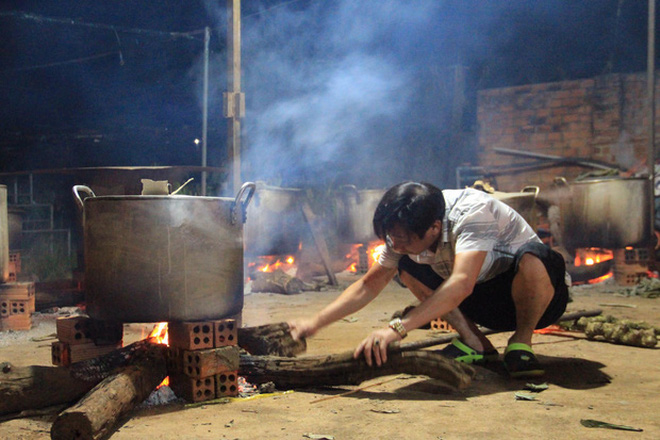 Người dân nhiều tỉnh thành chung tay gói hàng ngàn chiếc bánh chưng, bánh tét cứu trợ khúc ruột miền Trung-6