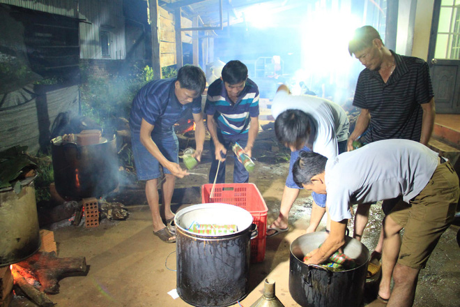 Người dân nhiều tỉnh thành chung tay gói hàng ngàn chiếc bánh chưng, bánh tét cứu trợ khúc ruột miền Trung-7