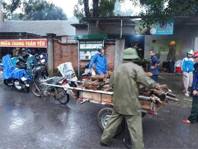 Người dân nhiều tỉnh thành chung tay gói hàng ngàn chiếc bánh chưng, bánh tét cứu trợ khúc ruột miền Trung-10