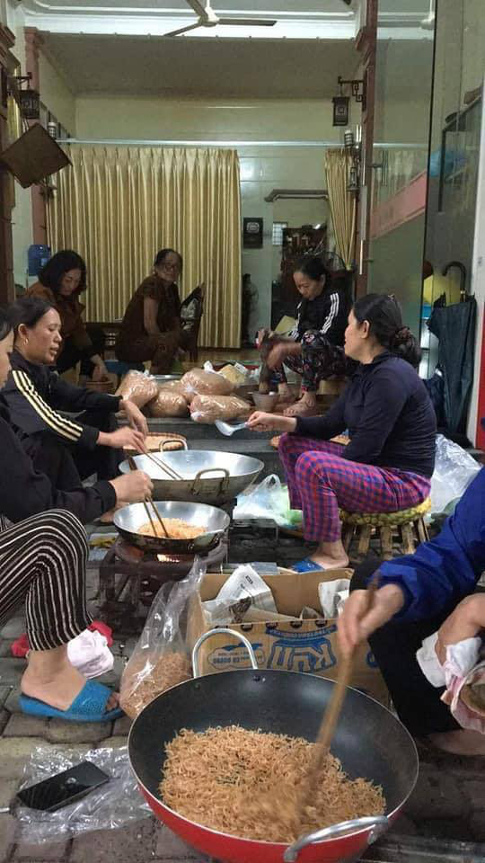 Người dân nhiều tỉnh thành chung tay gói hàng ngàn chiếc bánh chưng, bánh tét cứu trợ khúc ruột miền Trung-12