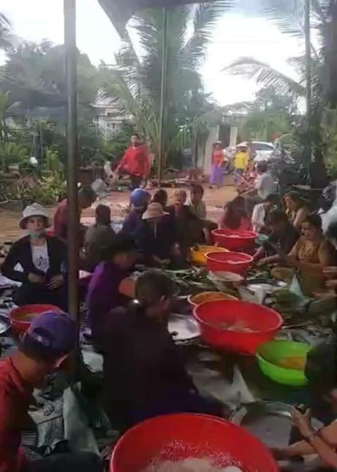 Người dân nhiều tỉnh thành chung tay gói hàng ngàn chiếc bánh chưng, bánh tét cứu trợ khúc ruột miền Trung-13