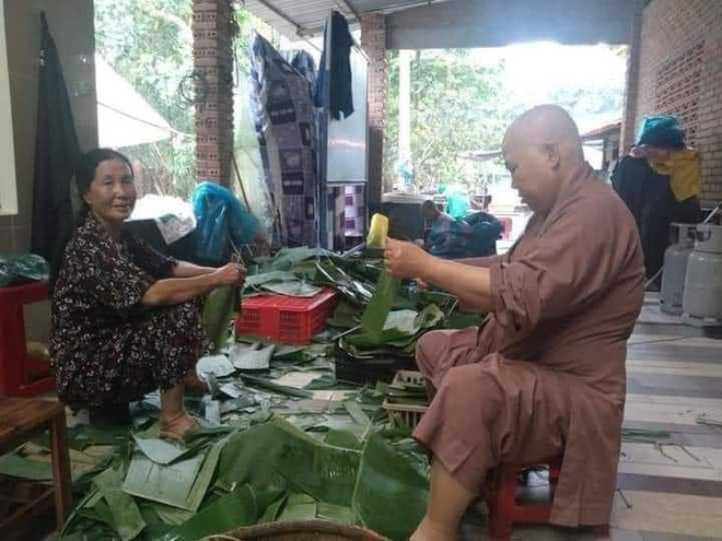 Người dân nhiều tỉnh thành chung tay gói hàng ngàn chiếc bánh chưng, bánh tét cứu trợ khúc ruột miền Trung-15