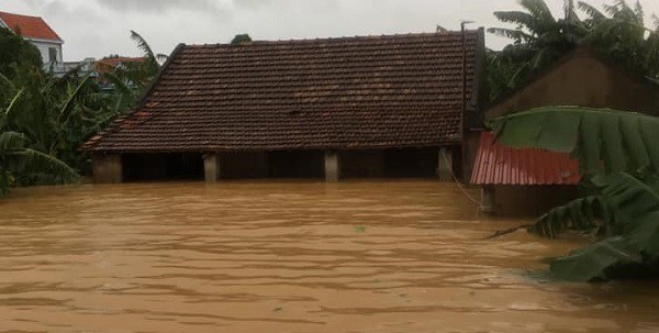 Lũ dâng đột ngột: Tiếng kêu cứu thất thanh trên nóc nhà của ông bố, bà mẹ mới sinh con-1