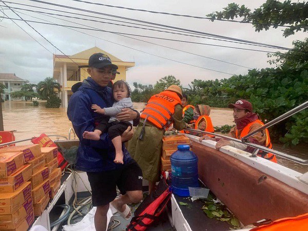 Lũ dâng đột ngột: Tiếng kêu cứu thất thanh trên nóc nhà của ông bố, bà mẹ mới sinh con-3