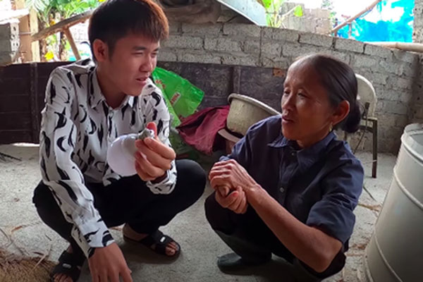 Ăn mừng chiếc xe mới mua chỉ với 40 triệu, Hưng Vlog và mẹ làm món cá sấu nướng siêu cay nhưng lại bị bóc phốt ở một điểm này-6