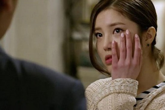 14 năm kết hôn không tặng quà vợ, thấy vợ có quà 20/10, chồng lao vào tát