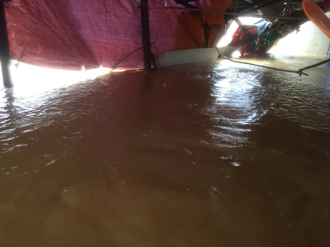 Mắc kẹt trong nhà ngập khuất tầm nhìn, không có đồ ăn nước uống, nam thanh niên ở Quảng Bình lên mạng cầu cứu: Ca nô nào đi ngang qua xin hãy gọi để em tìm cách ra-5