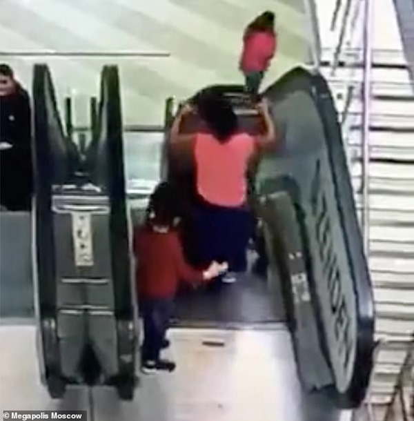 Để con nhỏ tự trông nhau để thử quần áo trong trung tâm thương mại, bà mẹ phải chứng kiến cảnh tượng ám ảnh cả đời-3