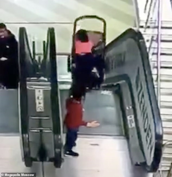 Để con nhỏ tự trông nhau để thử quần áo trong trung tâm thương mại, bà mẹ phải chứng kiến cảnh tượng ám ảnh cả đời-4