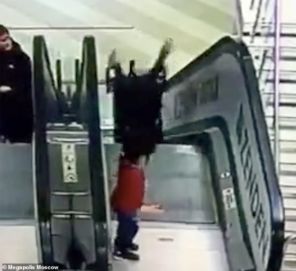 Để con nhỏ tự trông nhau để thử quần áo trong trung tâm thương mại, bà mẹ phải chứng kiến cảnh tượng ám ảnh cả đời-5