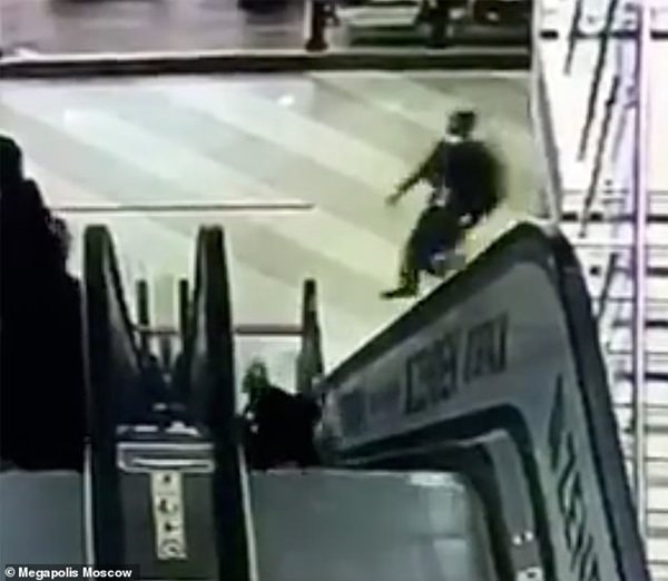 Để con nhỏ tự trông nhau để thử quần áo trong trung tâm thương mại, bà mẹ phải chứng kiến cảnh tượng ám ảnh cả đời-6