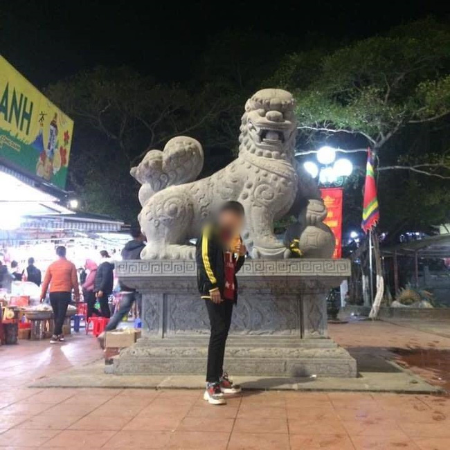 Cậu bé lớp 9 liền dùng tiền mua hoa tặng cô 20/10 mua 2 thùng mì gửi ủng hộ miền Trung: 20/10 năm nào cũng có nhưng người miền Trung cần giúp đỡ ngay bây giờ!-3