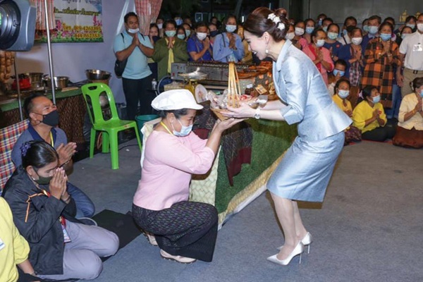 Hoàng quý phi Thái Lan nhận ân sủng mới từ nhà vua, phản ứng của Hoàng hậu Suthida nhận được nhiều sự chú ý-4