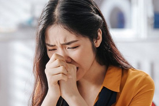 Hòa Minzy van nài vì bị ném đá vỡ kính ô tô trong lúc đưa sản phụ đi cấp cứu ở Hà Tĩnh