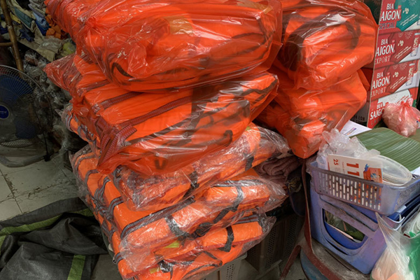 Hà Nội: Áo phao cứu sinh cháy hàng, khách muốn đặt mua số lượng lớn phải xếp hàng đợi vài ngày, giá cả bắt đầu loạn-6