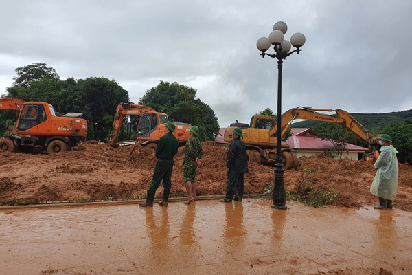 Giải cứu bé sơ sinh trong ngôi nhà ngập gần tới nóc, tiếng khóc xé lòng giữa mênh mông biển nước khiến nhiều người xót xa-2