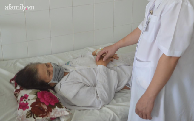 Bị sa sinh dục, không đi khám lại tự ý xông hơi nhiều lần dẫn đến bỏng loét, người phụ nữ phải đến viện cầu cứu-2