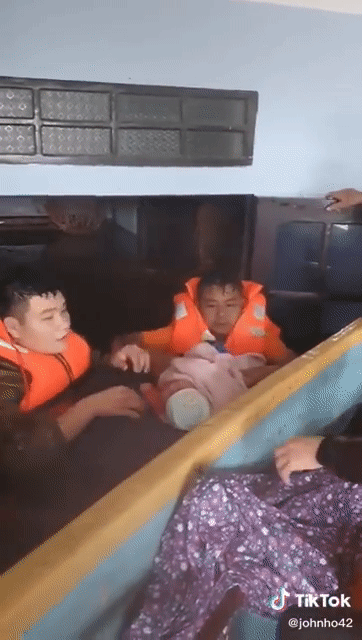 Giải cứu bé sơ sinh trong ngôi nhà ngập gần tới nóc, tiếng khóc xé lòng giữa mênh mông biển nước khiến nhiều người xót xa-1