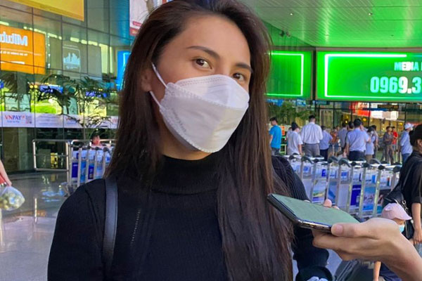 Hình ảnh Thủy Tiên mặt bơ phờ đứng ăn vội bữa lót dạ khi đi cứu trợ gây xôn xao-4