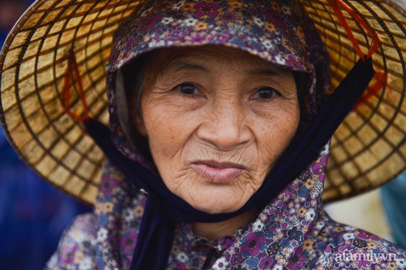 Quảng Trị và những vòng hoa tang, 20/10 đẫm lệ của những phụ nữ trong nước lụt miền Trung-7