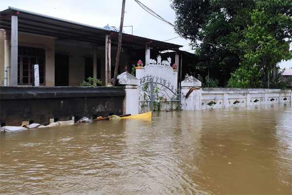 Máy tính xách tay bất ngờ phát nổ khi học bài, 3 học sinh nát tay, bị thương vùng mặt-1