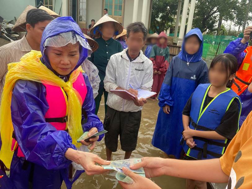 Mẹ Hồ Ngọc Hà 63 tuổi vẫn ngồi xuồng, lội nước đi cứu trợ từng nhà ở vùng ngập sâu Quảng Trị-4