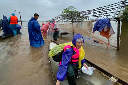 Mẹ Hồ Ngọc Hà 63 tuổi vẫn ngồi xuồng, lội nước đi cứu trợ từng nhà ở vùng ngập sâu Quảng Trị