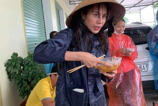Hình ảnh Thủy Tiên mặt bơ phờ đứng ăn vội bữa lót dạ khi đi cứu trợ gây xôn xao