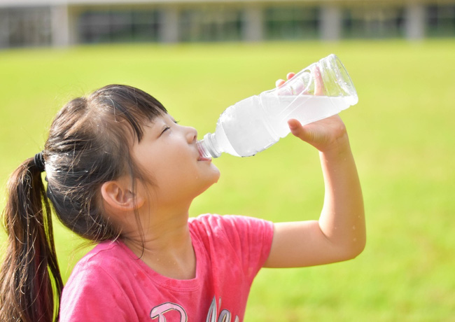 Bé gái 10 tuổi đã xuất hiện kinh nguyệt, vừa nhìn chai nước mà cô bé uống mỗi ngày bác sĩ đã hiểu nguyên nhân-1