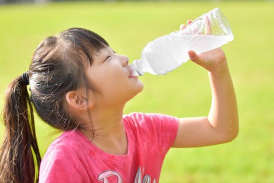 Bé gái 10 tuổi đã xuất hiện kinh nguyệt, vừa nhìn chai nước mà cô bé uống mỗi ngày bác sĩ đã hiểu nguyên nhân