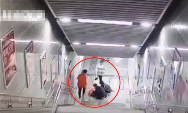 Mải mê chơi điện thoại, cô gái trượt hơn 20 bậc thang rồi đập đầu xuống đất, đoạn clip ghi lại hình ảnh ấy khiến ai nhìn cũng sợ-1