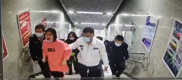 Mải mê chơi điện thoại, cô gái trượt hơn 20 bậc thang rồi đập đầu xuống đất, đoạn clip ghi lại hình ảnh ấy khiến ai nhìn cũng sợ-3