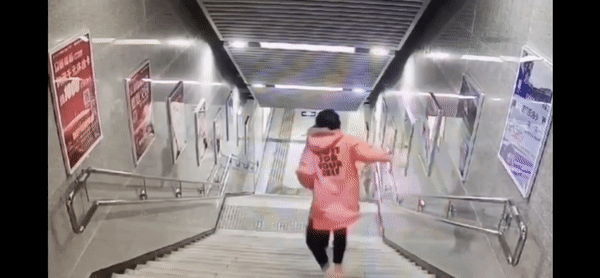 Mải mê chơi điện thoại, cô gái trượt hơn 20 bậc thang rồi đập đầu xuống đất, đoạn clip ghi lại hình ảnh ấy khiến ai nhìn cũng sợ-2