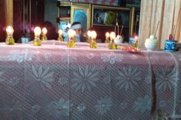 Khoảnh khắc chiến sĩ công an bế bé gái gãy tay vội vã lên ô tô tới bệnh viện trong cơn mưa lũ Quảng Bình gây xúc động-3