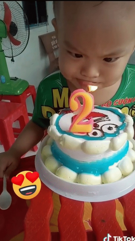 Pha thổi nến quá cồng kềnh của bé trai 2 tuổi: Thổi lác cả mắt nến vẫn chưa tắt để ăn bánh sinh nhật-1