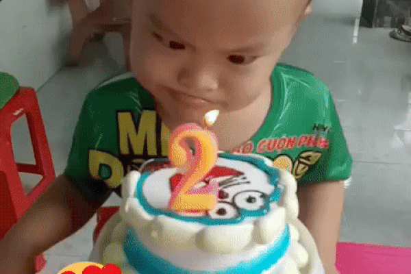 Pha thổi nến quá cồng kềnh của bé trai 2 tuổi: Thổi lác cả mắt nến vẫn chưa tắt để ăn bánh sinh nhật