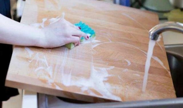 Thớt rất bẩn, không thể rửa sạch bằng nước, học cách này, thớt sạch trong 5 phút chẳng bị mốc-1