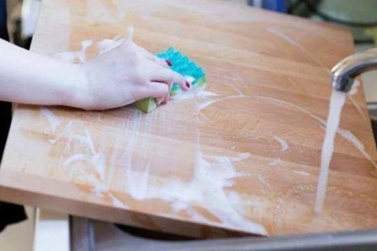 Thớt rất bẩn, không thể rửa sạch bằng nước, học cách này, thớt sạch trong 5 phút chẳng bị mốc