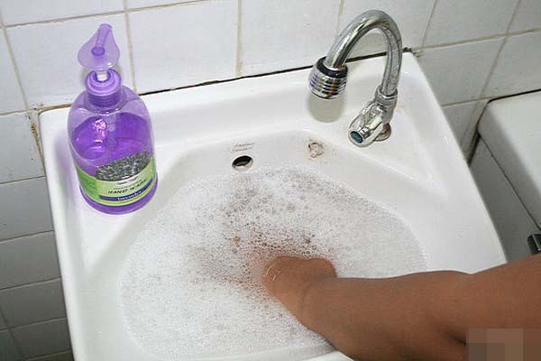 Mẹo khắc phục sự cố chẳng may bị dính keo 502 vào ngón tay-3