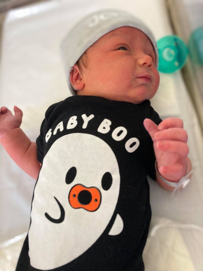 Đang chuyển dạ thì ngủ gật, bà mẹ bỗng nghe tiếng y tá hét thất thanh, tỉnh dậy kinh ngạc với cảnh tượng trước mắt-3