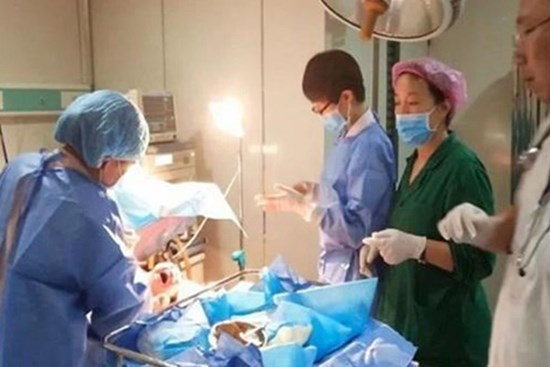 Đang chuyển dạ thì ngủ gật, bà mẹ bỗng nghe tiếng y tá hét thất thanh, tỉnh dậy kinh ngạc với cảnh tượng trước mắt