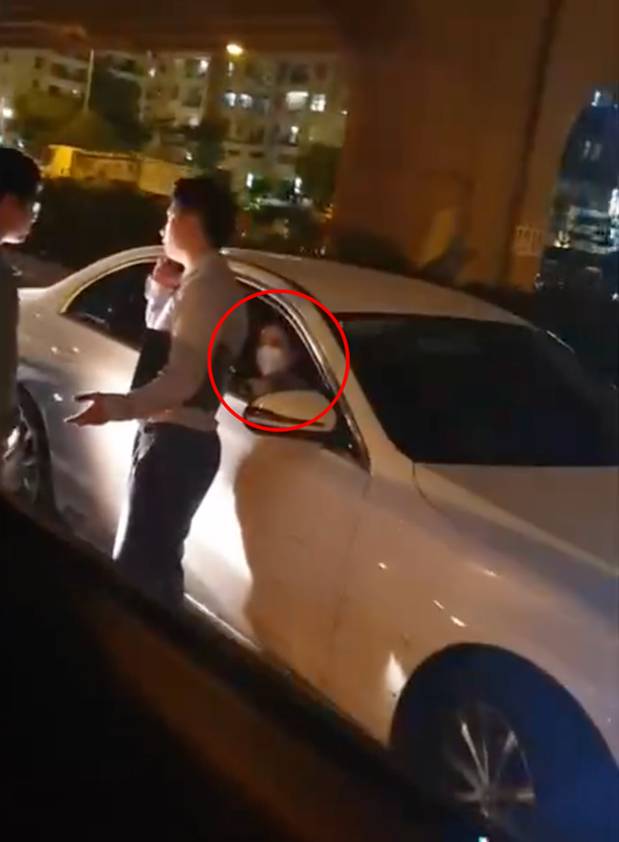 Xôn xao clip Trọng Hưng bị va chạm ngoài đường, trên xe chở một cô gái-3