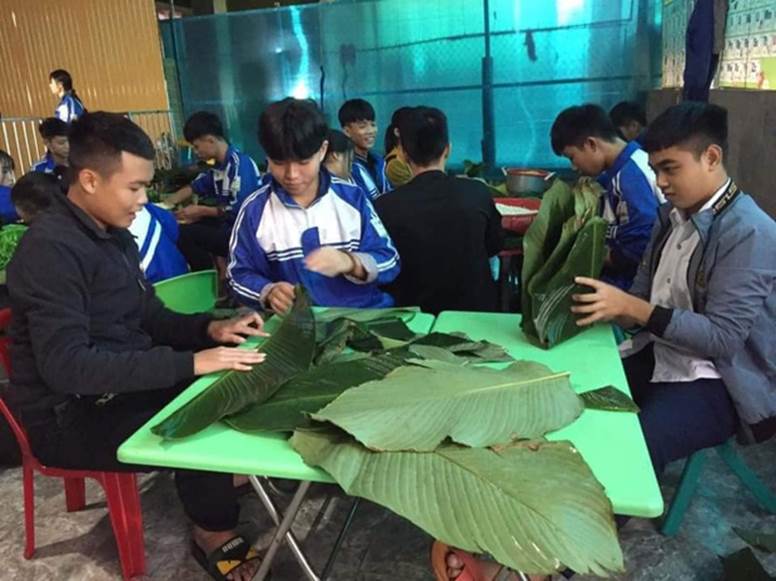 Học sinh cấp 3 Nghệ An dùng kinh phí tổ chức 20/10, thức thâu đêm gói bánh chưng ủng hộ bà con vùng lũ miền Trung-1