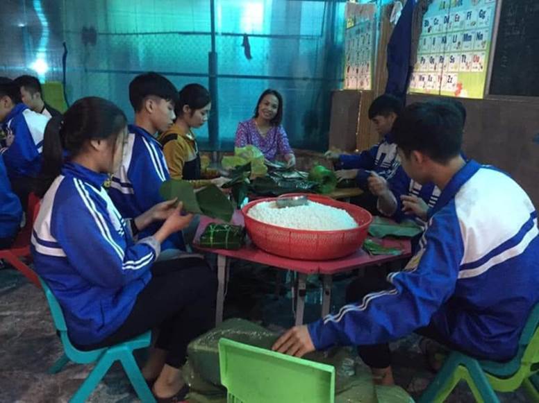 Học sinh cấp 3 Nghệ An dùng kinh phí tổ chức 20/10, thức thâu đêm gói bánh chưng ủng hộ bà con vùng lũ miền Trung-2
